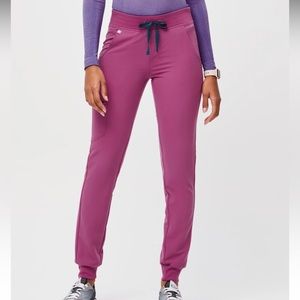Figs Zamora Jogger Scrub Pants (bright fuschia)